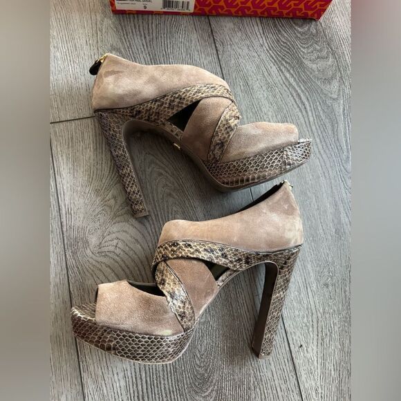 Tory Burch woman’s snake print high heels - Picture 8 of 8